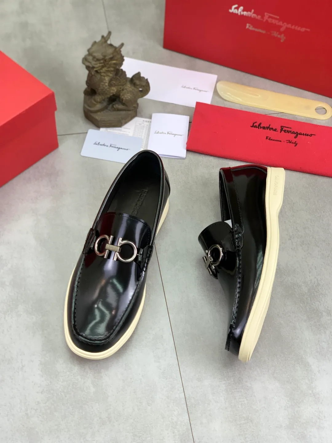 Men's Men's Shoes 💰P580💰[New Style] Water-dyed Niuli 🆘[Salvatore Ferragamo] Ferragamo's latest casual business leather shoes for men! Listed simultaneously! The fabric is made of specially imported original open-edge beaded calfskin, and the interior is made of imported water-dyed cowhide. It is absolutely luxurious and leads the fashion trend. Matching code: 38-44 (45 and 46 can be customized) Black, brown and burgundy colors available